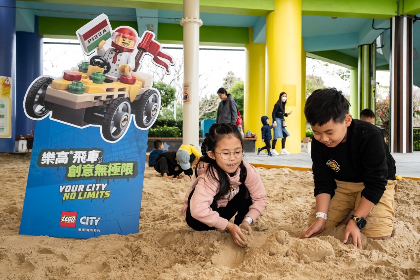 樂高® / 即日起至3月2日台灣樂高在臺北市立兒童新樂園沙坑遊戲區打造「樂高飛車創意無極限」親子闖關活動