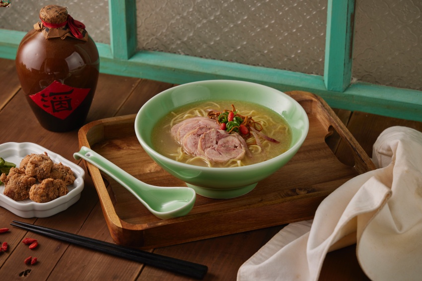 青嬌膠原麵館黃金雞燉手工湯麵