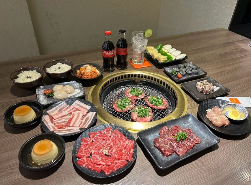 05.胡同燒肉與「嗨Coke！肉肉大使」 痛風老饕，共同打造海陸盛宴，集結多樣化經典菜色、甜點與嚴選肉品，搭配「可口可樂」玻璃瓶，享受大口喝Coke，暢快吃肉的完美用餐體驗