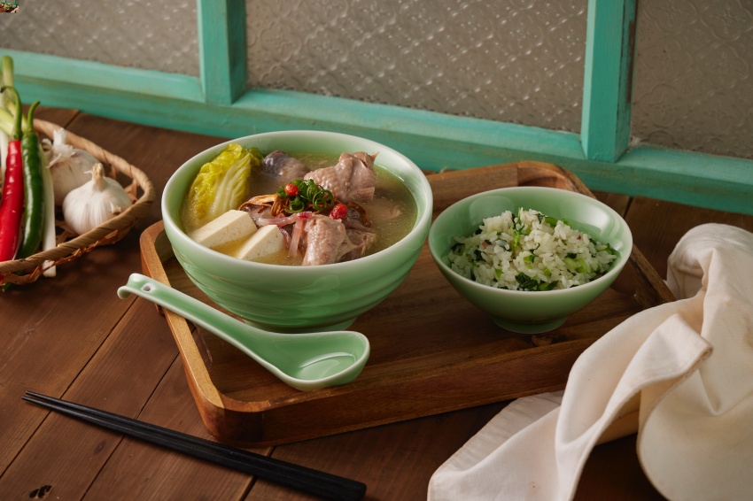 青嬌膠原麵館黃金雞燉湯