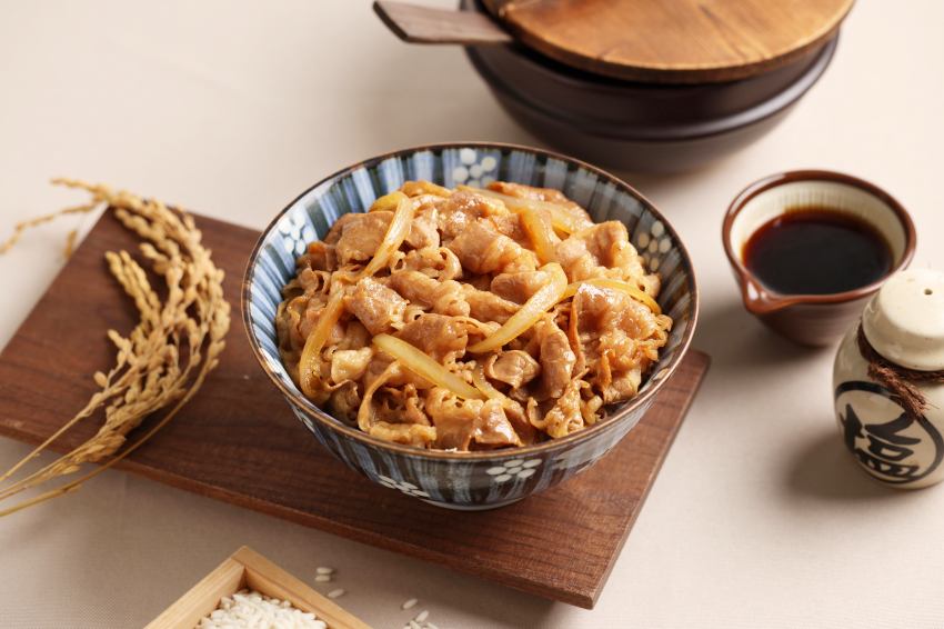 荷包不縮水！三商巧福黃金滷排麵、香菇雞湯麵109元開吃，鮮五丼招牌牛丼99元