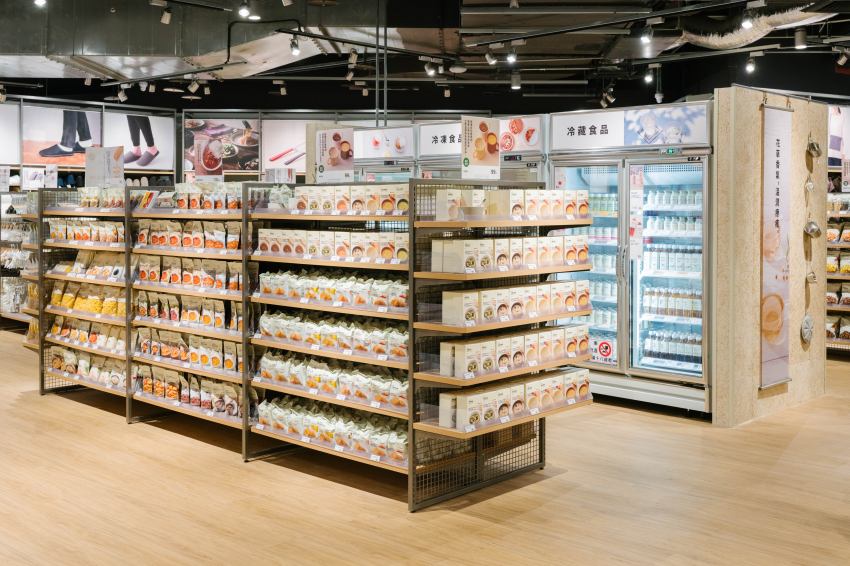 台中購物新地標「MUJI無印良品」進駐水湳愛買，300坪超大空間結合專業家具配置諮詢與自助收銀，開幕滿千送百優惠不容錯過