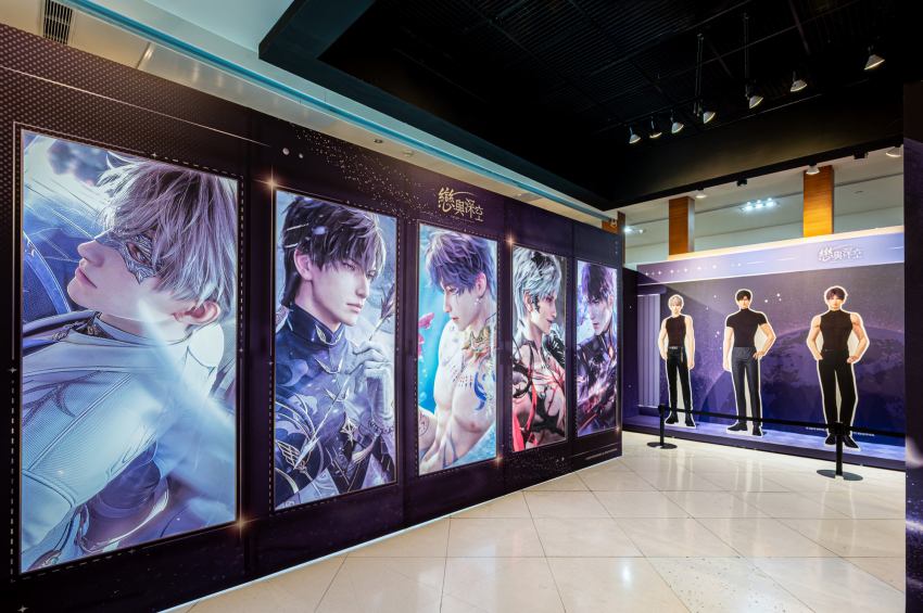 高雄夢時代變身戀愛聖地！戀與深空POP-UP STORE 限定登場，五位男主角主題打卡牆、首度亮相溫感立牌與獨家周邊商品