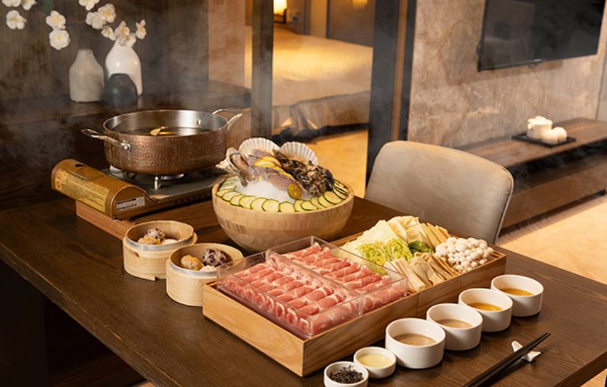 告別都市喧囂的秋冬輕旅行首選！淡水蘊泉庄打造一站式療癒假期，港式點心吃到飽與專屬溫泉客房打造極致療癒體驗，美食SPA一次滿足