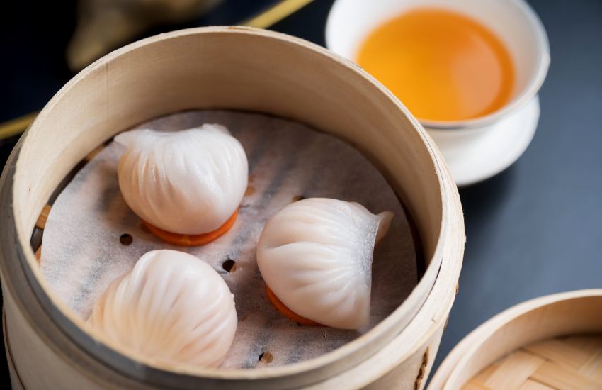 直擊台北頂級粵菜新風貌！文華東方「雅閣」中餐廳新任副主廚葉銘惠登場，超過15年手藝重新定義港式點心，必吃菊花龍蝦春卷、黑椒和牛酥展現粵菜新高度。