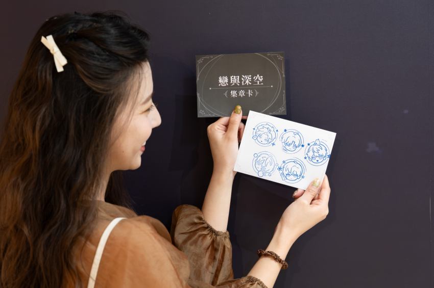 高雄夢時代變身戀愛聖地！戀與深空POP-UP STORE 限定登場，五位男主角主題打卡牆、首度亮相溫感立牌與獨家周邊商品
