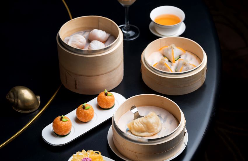 直擊台北頂級粵菜新風貌！文華東方「雅閣」中餐廳新任副主廚葉銘惠登場，超過15年手藝重新定義港式點心，必吃菊花龍蝦春卷、黑椒和牛酥展現粵菜新高度。