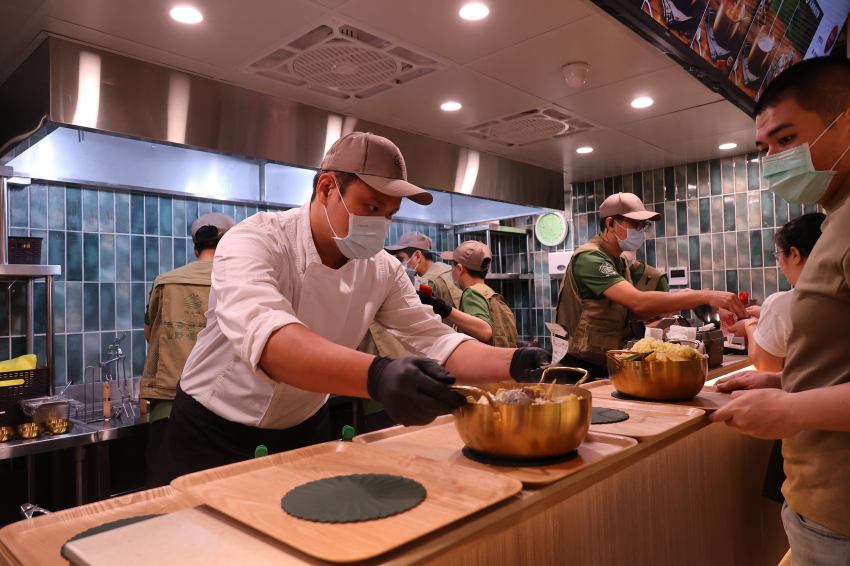 賴山嶼試營運買一送一!內湖旗艦店青花椒麻辣燙4大湯頭特色登場