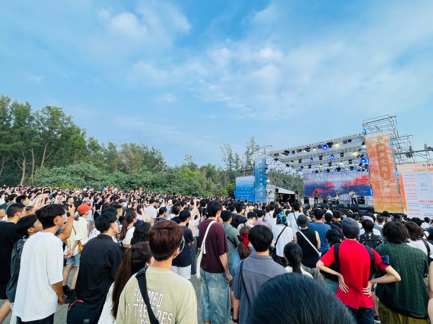2025首屆國際火舞藝術節《火神祭》在臺南漁光島震撼登場。超過20000人湧入月牙灣沙灘,欣賞麋先生開唱、火舞日落遊行,以及英國 Orissa Kelly 空中射箭等5國大師表演。光復節連假3天限定,體驗臺南最熾熱的藝術饗宴。