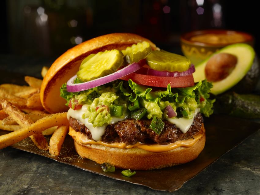 TGI FRIDAYS 於10月21日至11月24日推出「BURGER CLUB 堡包俱樂部」限定活動。體驗三款全新漢堡,包括桌邊秀「滋滋起司熔岩堡」與「墨西哥辣酪梨堡」。搭配四款秋季調酒,並享「午餐白吃計劃」抽獎,10月24日更有豬肋排買一送一優惠。