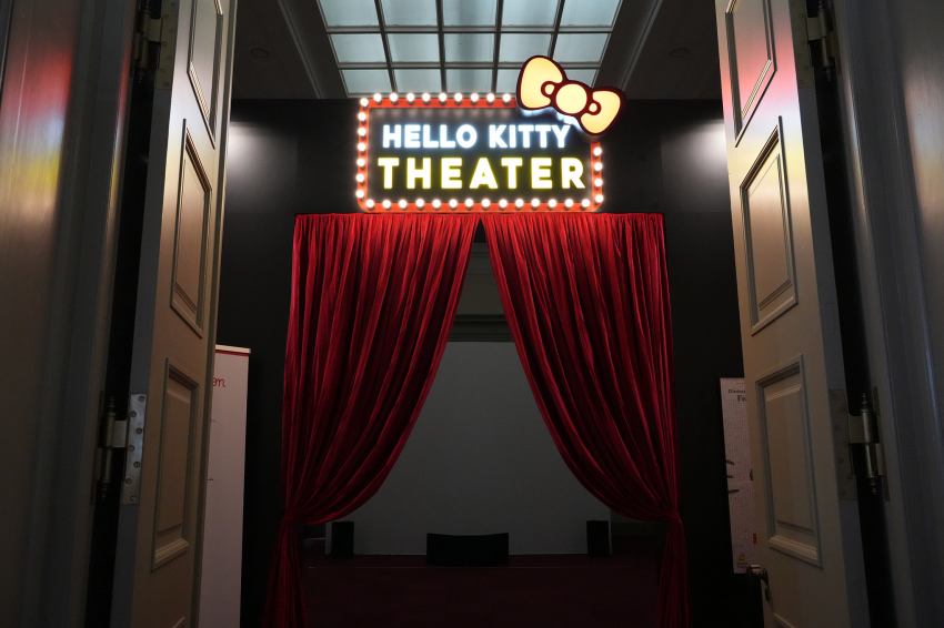 「Hello Kitty Theater」紅色帷幕入口,以戲院風格展現角色的舞台魅力。