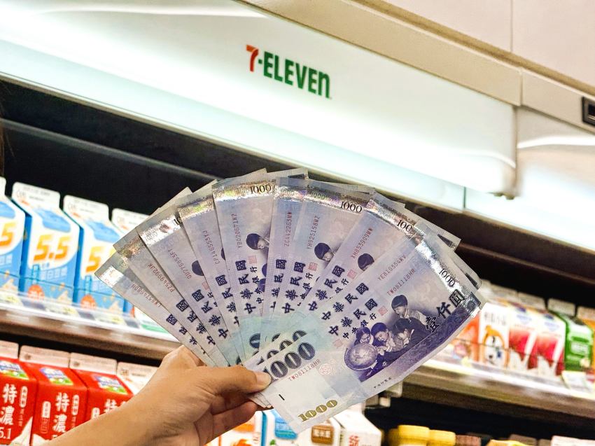 領普發萬元就到7-ELEVEN!響應政策推4大加碼優惠,首推「1000元放大隨取卡」加碼12%,還有500元商品組、行動隨時取囤貨攻略。一篇看懂ATM領現與最省錢方法。