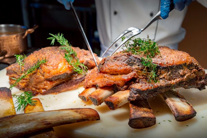 國慶連假聚餐去哪裡！台北凱達百宴「美式肉食季」登場，大口吃燉烤牛小排配啤酒暢飲，再搶買10送5餐券