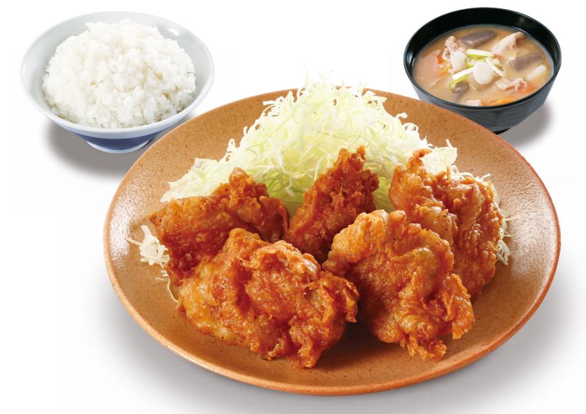 日本No.1炸雞品牌KARAYAMA登台,以其經典的炸雞定食掀起熱潮,強調忠實重現日本職人風味 。