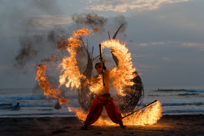 2025首屆國際火舞藝術節《火神祭》在臺南漁光島震撼登場。超過20000人湧入月牙灣沙灘,欣賞麋先生開唱、火舞日落遊行,以及英國 Orissa Kelly 空中射箭等5國大師表演。光復節連假3天限定,體驗臺南最熾熱的藝術饗宴。