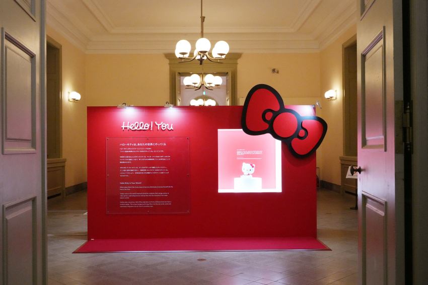 Hello Kitty展主海報,以紅底與經典蝴蝶結設計象徵Kitty溫暖登場。