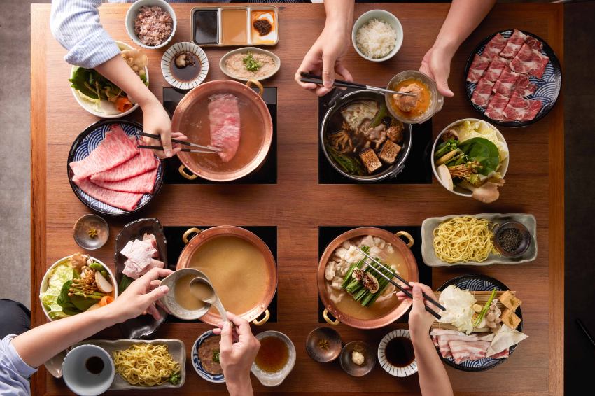 黑毛屋高雄漢神巨蛋店開幕活動 活動期間:2025年10月10日至2025年10月19日 活動內容: ・凡於活動期間至黑毛屋高雄漢神巨蛋店內用餐,點任一鍋物套餐並完成指定社群任務,即可免費獲贈「PURE RARE芬蘭豬」乙份。 ・消費滿1000元即可參加姆明限定扭蛋抽獎活動,有機會獲得限量姆明吊飾。 ・黑毛屋×姆明聯名3D立體造型叉匙組同步開賣,售價449元,全台門店皆可購買。 ・秋季限定「柚子鍋」同步登場,以長野縣產柚子與西京味噌熬製湯底,售價480元起,另收一成服務費。 店家資訊: ・店名:黑毛屋高雄漢神巨蛋店 ・地址:高雄市左營區博愛二路777號漢神巨蛋購物廣場內 ・席次:共48席(含U型吧檯與四人座位區) ・品牌:乾杯集團旗下日式鍋物品牌黑毛屋