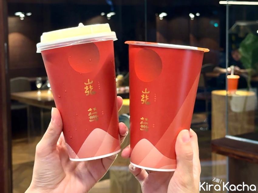 「巃蕪」手搖飲現泡系列，以紅金包裝展現品牌禪意美學，茶香濃郁、手感溫潤。