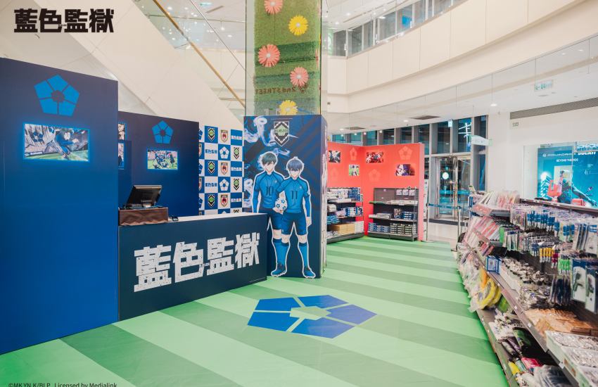 由羚邦正式授權的《藍色監獄》快閃店即日起登陸高雄夢時代 1F 時代光廊，等你來挑戰成為世界第一的前鋒！（圖／夢時代提供）