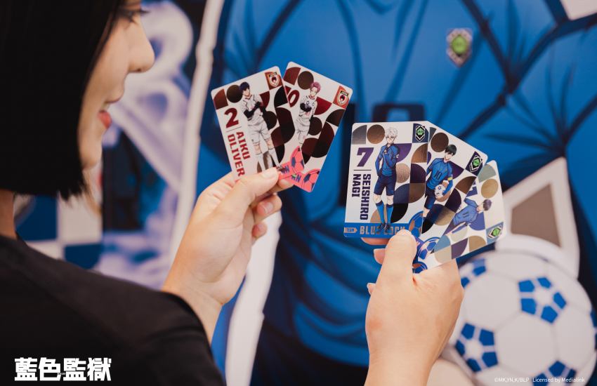 投入50元即可隨機獲得2張《藍色監獄》閃亮收藏卡。（圖／夢時代提供）