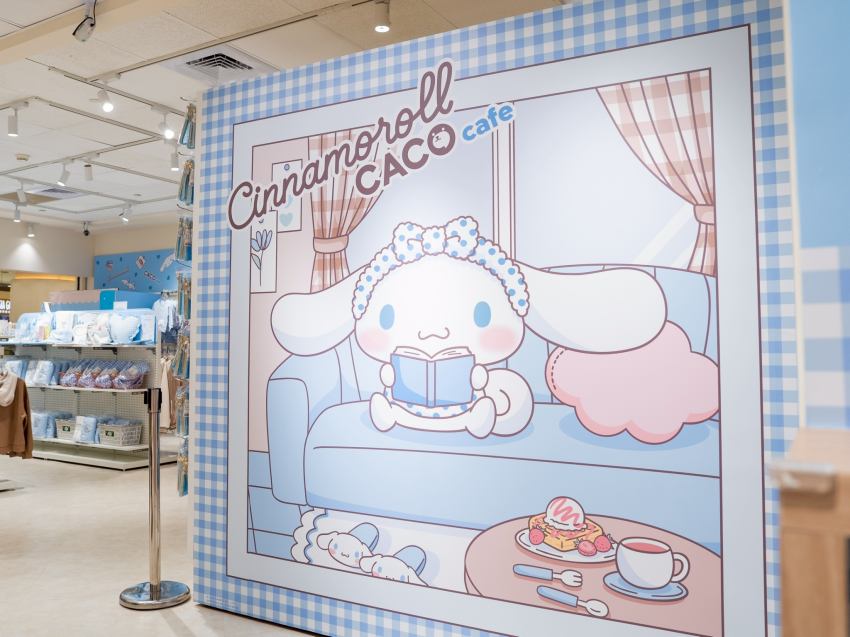 2025高雄景點推薦!CACO Cafe與大耳狗喜拿聯名主題咖啡廳即日起在高雄夢時代開幕,探索限定菜單,包括牛肉漢堡、生乳捲與獨家甜點。現場還有超萌打卡牆、限定服飾與周邊商品,粉絲千萬別錯過。