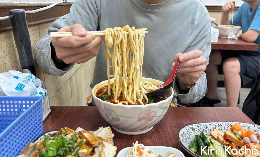 天母「忠誠牛肉麵」為何爆紅？老字號肉塊大，網傳「大碗警告」千萬別亂點，只開到6點半。