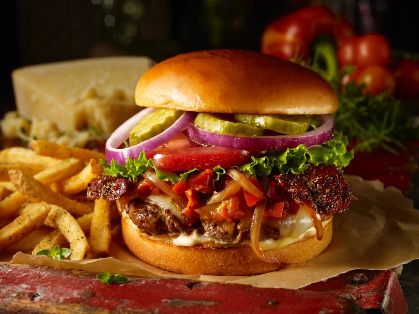 TGI FRIDAYS 於10月21日至11月24日推出「BURGER CLUB 堡包俱樂部」限定活動。體驗三款全新漢堡,包括桌邊秀「滋滋起司熔岩堡」與「墨西哥辣酪梨堡」。搭配四款秋季調酒,並享「午餐白吃計劃」抽獎,10月24日更有豬肋排買一送一優惠。