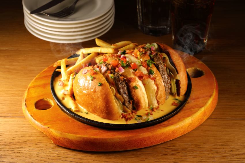 TGI FRIDAYS 於10月21日至11月24日推出「BURGER CLUB 堡包俱樂部」限定活動。體驗三款全新漢堡,包括桌邊秀「滋滋起司熔岩堡」與「墨西哥辣酪梨堡」。搭配四款秋季調酒,並享「午餐白吃計劃」抽獎,10月24日更有豬肋排買一送一優惠。
