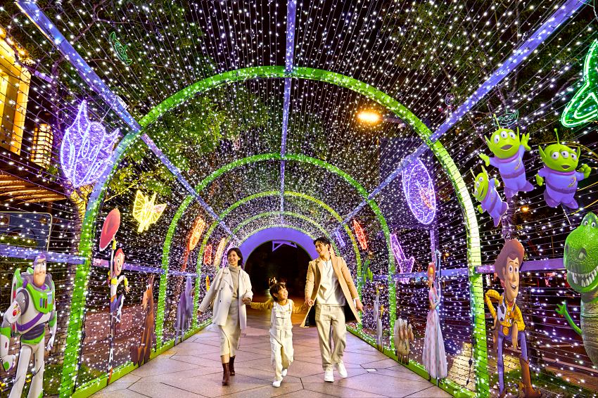 台北101攜手玩具總動員打造耶誕夢幻打卡點,四大主題場景與耶誕奇幻樂園登場,夢想舞台音樂會溫馨傳愛點亮冬季