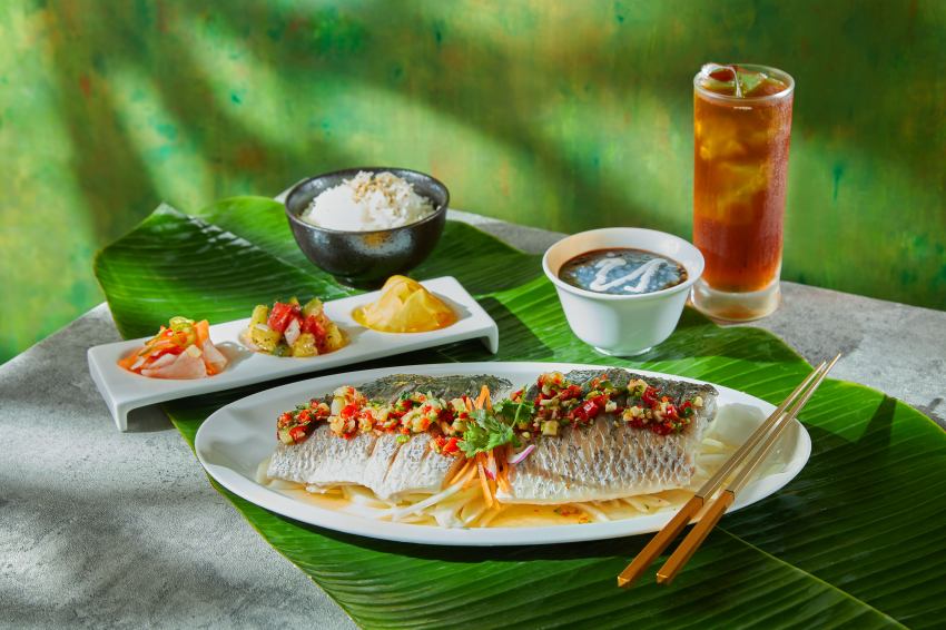 商業午餐新選擇！板橋大遠百旁Asia49亞洲料理及酒廊，推出虱目魚肚粥、酸辣魚冬粉等14道套餐，平日享3人同行特惠1000元，是新北美食綠洲的必訪亮點 。