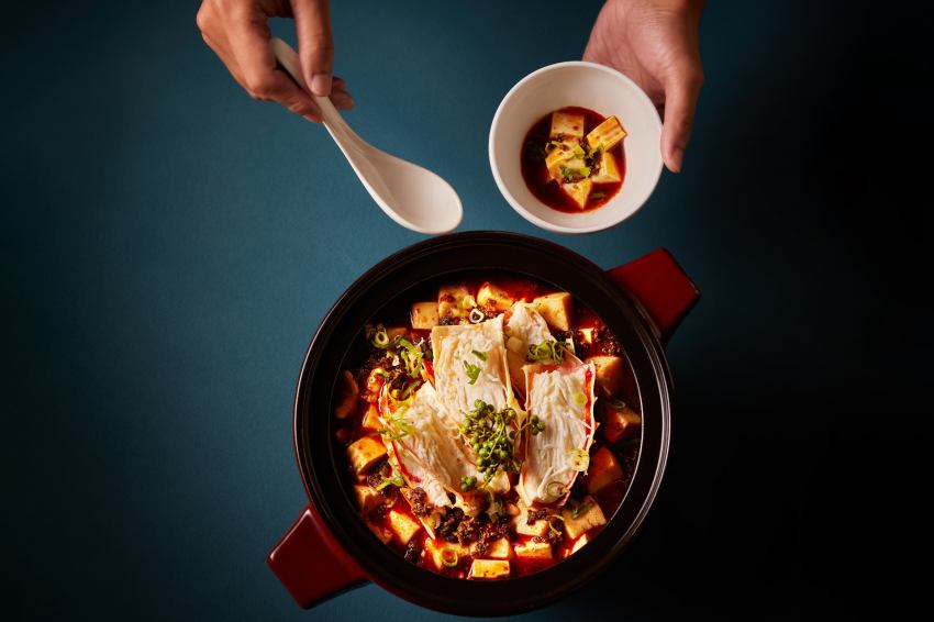 「帝王蟹麻婆魚豆腐」融合川、杭技法,魚圓與麻婆醬香交織出多層次辛香。
