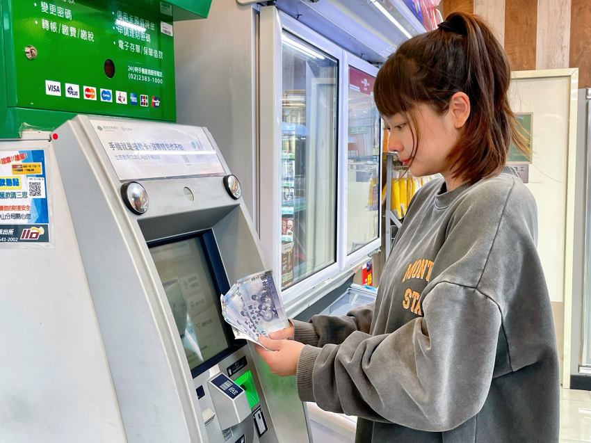 民眾至「全家」指定ATM領取普發現金，可獲得Let’s Café或Fami!ce霜淇淋等商品優惠券。