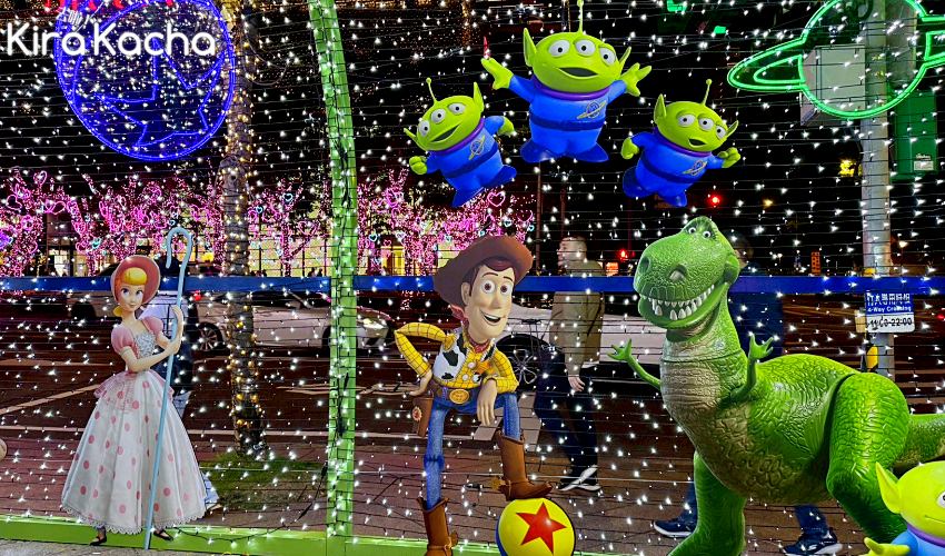 玩具總動員耶誕奇幻樂園亮相信義區，台北101點燈延續至2026年3月