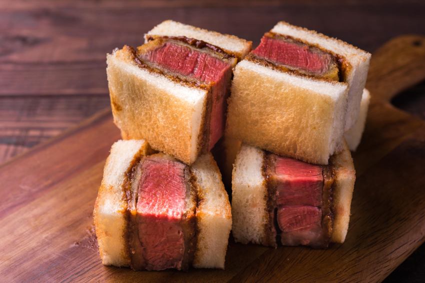 主廚精選日本A5和牛製成的A5和牛菲力三明治是日本店內人氣品項之一,口感外酥內嫩且肉汁鮮甜飽滿,佐以自製牛肉汁提味,襯托和牛鮮美豐腴的滋味,每份售價980元。