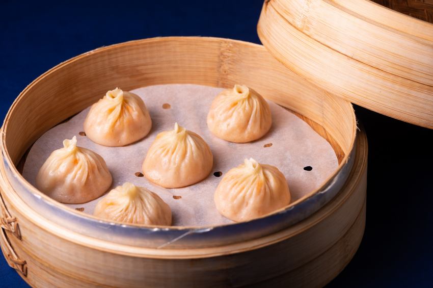 尋找林口螃蟹料理，聚味軒「蟹在進行式」滿足老饕味蕾，從NT420蟹粉小籠包到NT8888豪華四人宴，多重風味一次體驗。