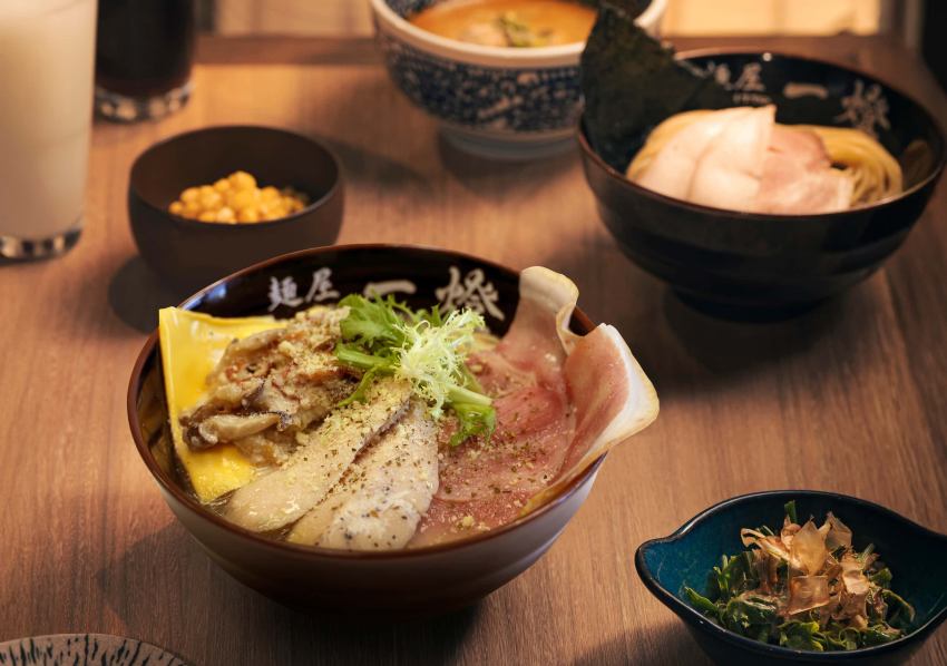 文心秀泰店限定「奶白菌菇培根拉麵」,以奶白菌菇湯底搭配燻骨腿與起司粉,售價298元。