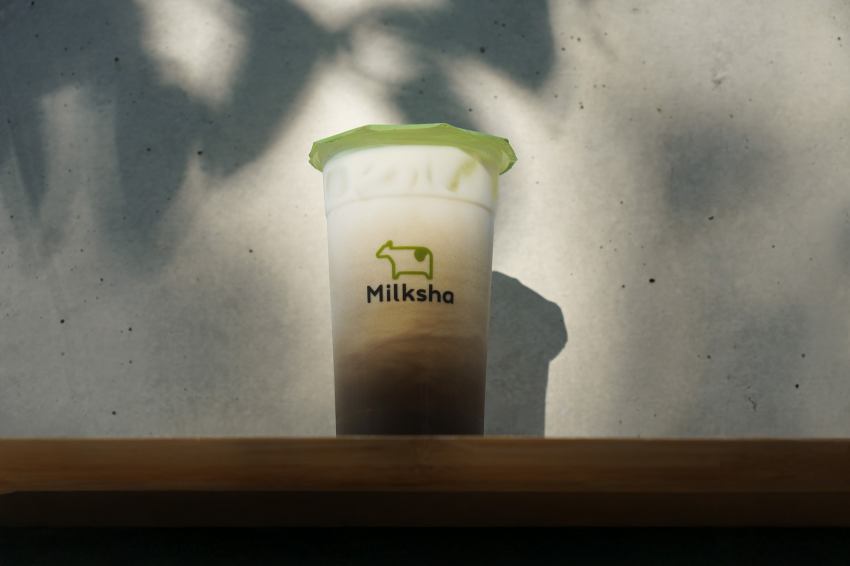 迷客夏推出全新「桂香茶境」系列，以金桂入茶打造花香手搖飲，推出桂香拿鐵、青檸粉粿等新品。11月限定「買11送11」與桂花香氛片贈禮活動，冬季焙茶與法芙娜鮮奶也同步回歸。