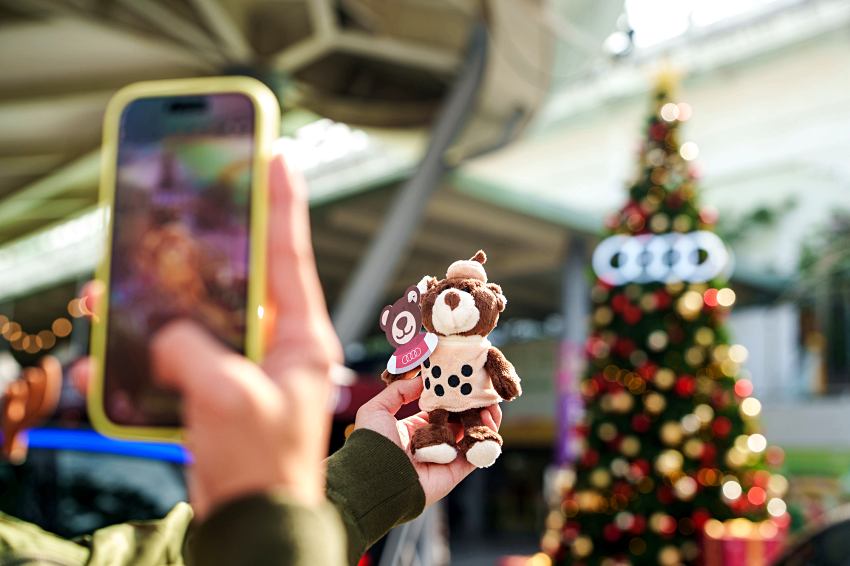 民眾於市集現場拍攝限量珍奶熊,留下 Audi 聖誕之約打卡記憶。