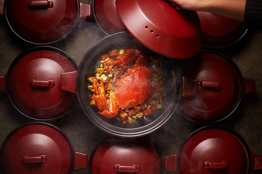 「船家蟹骨醬年糕」以特製XO醬與蟹骨精華翻炒,濃香厚韻重現江南舟家風味。