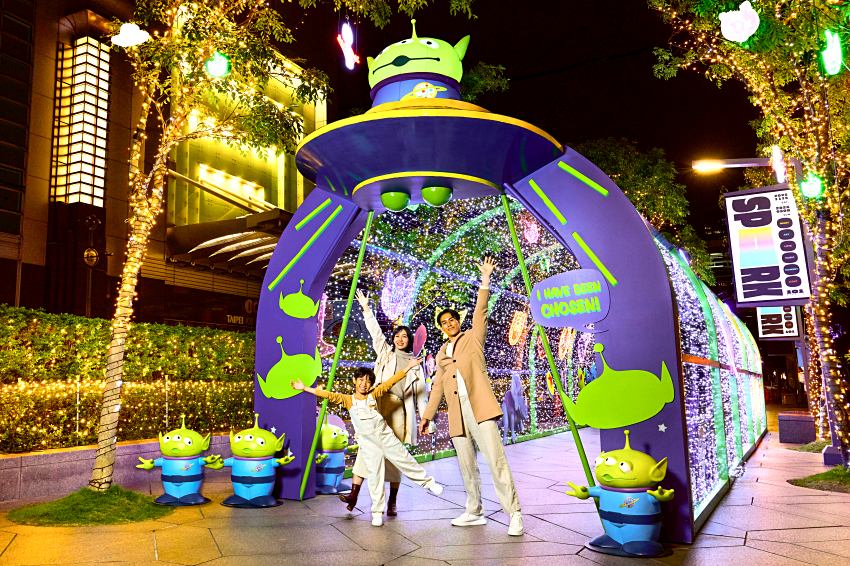 台北101攜手玩具總動員打造耶誕夢幻打卡點,四大主題場景與耶誕奇幻樂園登場,夢想舞台音樂會溫馨傳愛點亮冬季