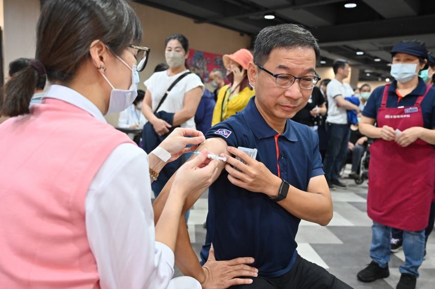 疾管署宣布11月1日起，公費流感與新冠疫苗開放50歲以上民眾接種，並與全聯合作設置接種站 。