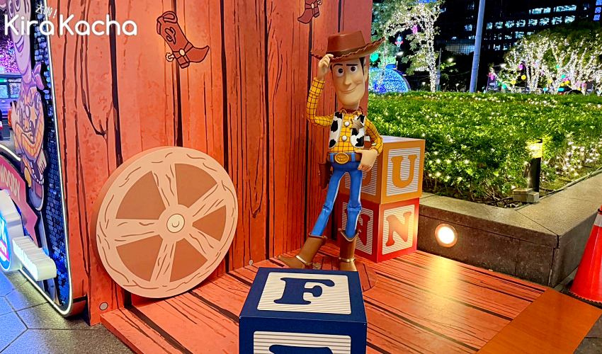 玩具總動員耶誕奇幻樂園亮相信義區，台北101點燈延續至2026年3月