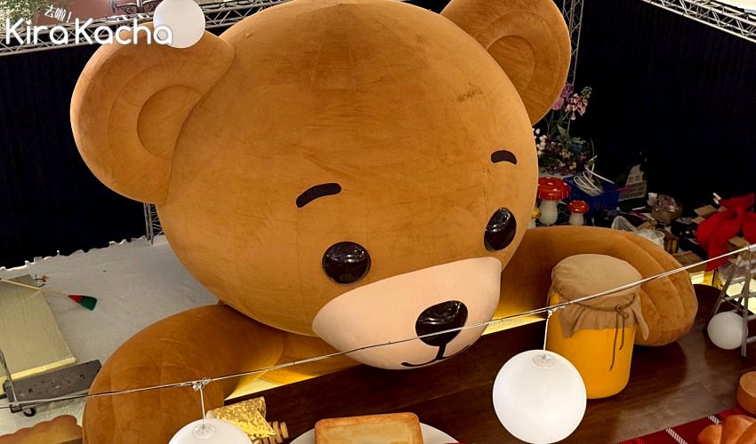 信義區耶誕佈景再升級，巨大熊熊與放大甜點餐桌打造台北最可愛拍照點