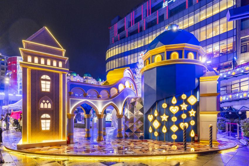 2025年台北聖誕景點搶先看。星巴克「愛‧Sharing」打造「緣定威尼斯」主題展區,11月14日起在統一時代百貨登場。必拍鑽石光廊、里阿爾托橋,體驗互動燈光秀,再喝限定「黑櫻桃風味瑪奇朵」與抹茶那堤,同步開賣威尼斯小熊系列商品。