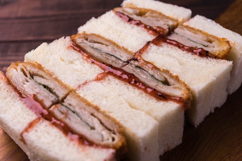 視覺效果滿分的紫蘇千層豚里肌三明治是選用肉質細緻的豬里肌,將醃製入味的肉片與紫蘇葉層層堆疊,炸至金黃酥香後,再夾入抹有日式梅肉醬與有鹽奶油的吐司中,打造鹹香酸爽的日式風味,每份售價580元。