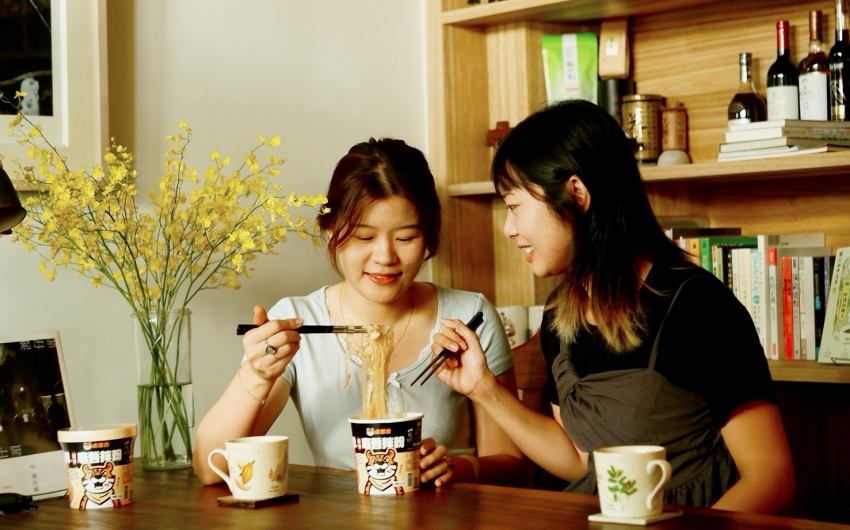 虎留香「醋香麻醬拌粉」採沖泡即食設計,只要五分鐘即可上桌,香氣濃郁,口感Q彈,是秋冬的宵夜小確幸首選