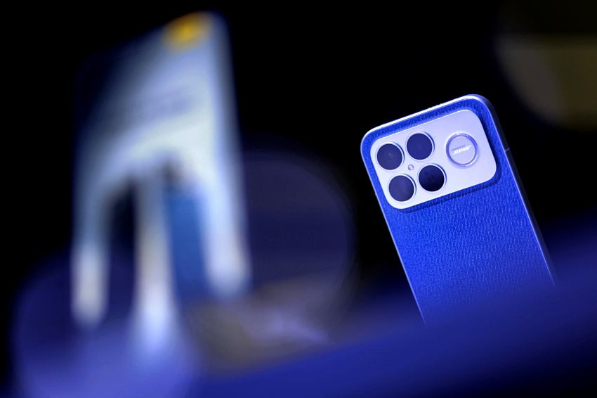 旗艦手機 POCO F8 Ultra 搭5倍潛望長焦與6500mAh 大電池台灣正式開賣