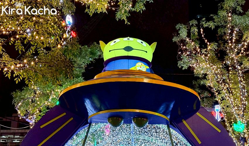 台北101夜間光廊超萌登場，三眼怪陪走信義路成2025耶誕熱門拍照點