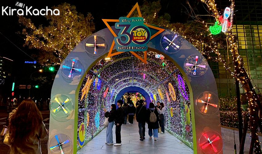 台北101夜間光廊超萌登場，三眼怪陪走信義路成2025耶誕熱門拍照點