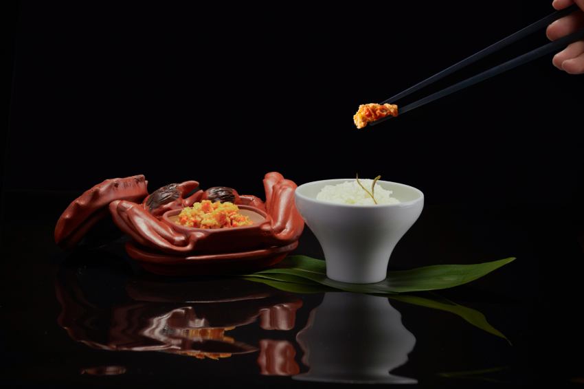 台灣少見的江南料理「禿黃油撈飯」,以超過5隻大閘蟹純膏黃製成。